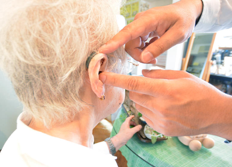 見た目にもわかりにくい補聴器